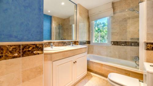 Golf Villa in Marbella, Frontline Golfvilla in RioReal Golf photo 31