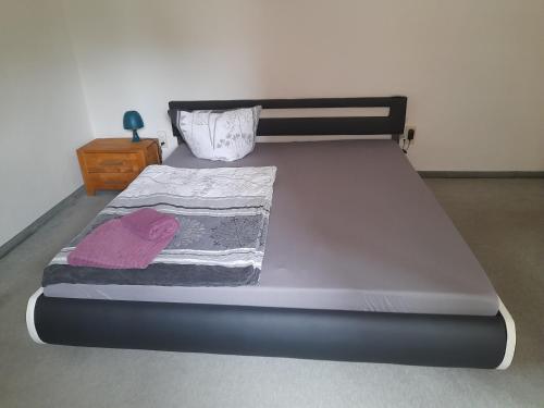 Letto o letti in una camera di Schöne Wohnung für Monteure und sonstige Reisende