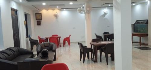 バラナシにあるBhardwaj Darbarのリビングルーム(椅子、テーブル付)