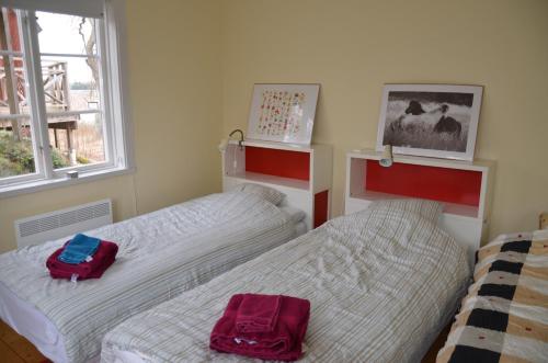 Dos camas en un dormitorio con dos bolsas. en Ryttarbostaden, en Enköping