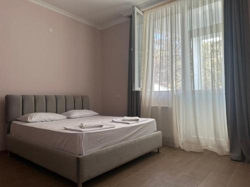 1 cama en un dormitorio con ventana grande en Sioni Resort, en Sioni