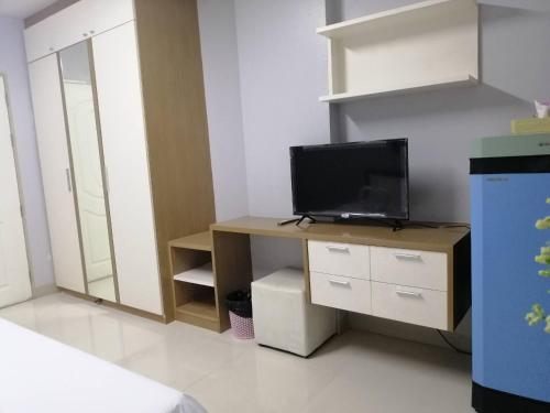 a room with a desk with a television on it at ruamsab apartment1 in Bangkok