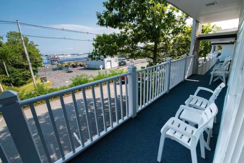 Ein Balkon oder eine Terrasse in der Unterkunft Days Inn by Wyndham Bar Harbor