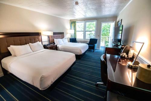 バー・ハーバーにあるDays Inn by Wyndham Bar Harborのベッド2台とテレビが備わるホテルルームです。