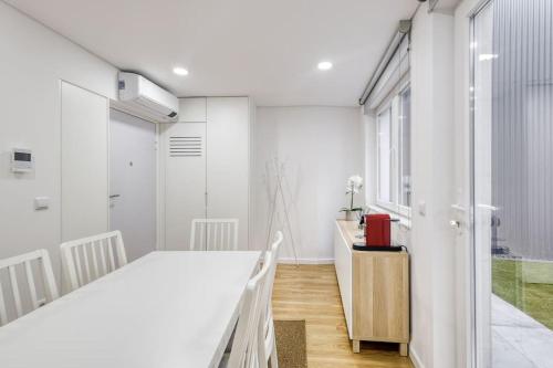 Una habitación blanca con una cama y una ventana en Cosy flat, Braga city center, en Braga