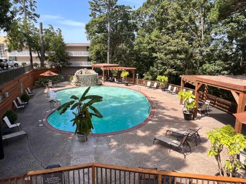 einen großen Pool mit Stühlen und eine Veranda in der Unterkunft Best Western Inn of the Ozarks in Eureka Springs