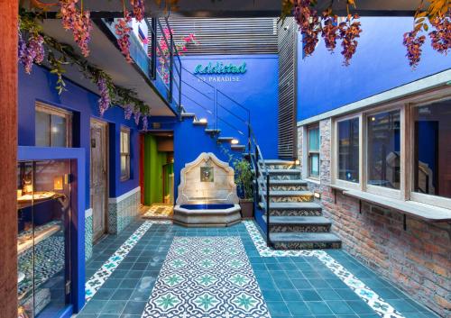 una casa con paredes azules y una escalera en The Grey Hotel, en Ciudad del Cabo