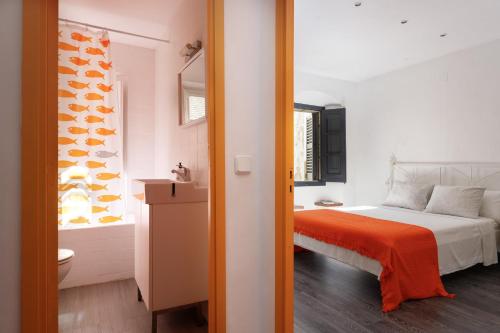 um quarto com uma cama e uma casa de banho com uma banheira em Lets Holidays COZY HOUSE in the CENTER of TOWN em Tossa de Mar