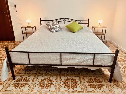 - un lit dans une chambre avec 2 tables de chevet dans l'établissement Spacious House Venice Lido near ferry and the sea, sur le Lido de Venise