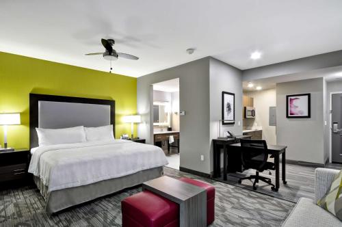 Homewood Suites by Hilton Tyler في تايلر: غرفة فندقية فيها سرير ومكتب وكمبيوتر