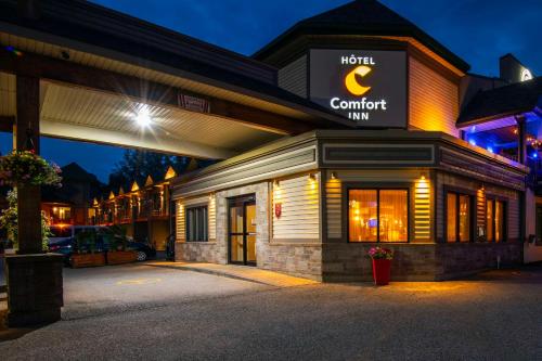 a hotel with a sign that reads motel comfort inn at Comfort Inn Mont Laurier in Mont-Laurier