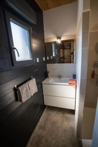une salle de bain avec un lavabo blanc et une fenêtre dans l'établissement CASA JEANATA, à Sainte-Lucie de Porto-Vecchio