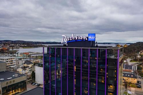 ein Gebäude mit einem Schild darüber in der Unterkunft Radisson Blu Caledonien Hotel, Kristiansand in Kristiansand