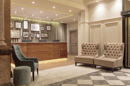 哈羅蓋特的住宿－DoubleTree by Hilton Harrogate Majestic Hotel & Spa，一个带两把椅子的等候区和一个等候室