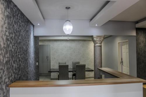 una sala da pranzo con tavolo e sedie di The Rainbowtree B&B a Gaborone
