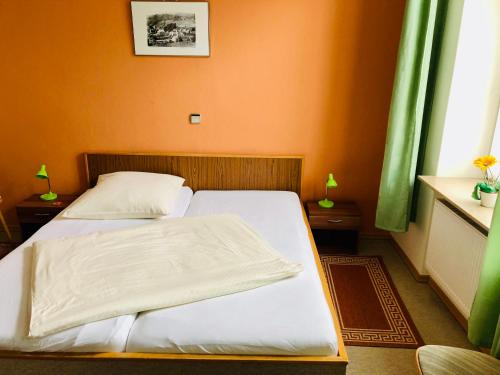Voodi või voodid majutusasutuse Hotel zur Post toas
