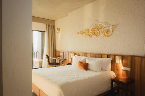Ένα ή περισσότερα κρεβάτια σε δωμάτιο στο Natee The Riverfront Hotel Kanchanaburi