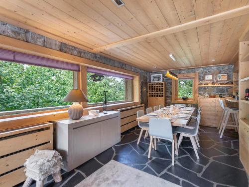 une salle à manger avec une table et des chaises dans l'établissement Chalet familial 6 adultes et 5 enfants avec sauna à 300m des pistes et centre Méribel - FR-1-565-10, à Les Allues