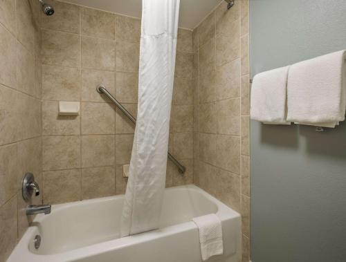 サバンナにあるMainStay Suites Savannah Midtownのバスルーム(バスタブ、シャワー、タオル付)