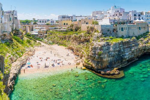 een luchtfoto van een strand met mensen in het water bij Boara Resort in Mottola