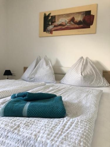 uma cama com duas almofadas em cima em myurlaub(.)at em Finkenstein