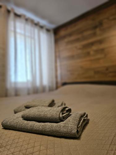 Dos toallas sentadas en una cama en un dormitorio en Kvartura z dvorukom, en Kamianets-Podilskyi