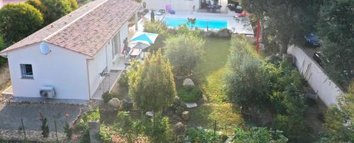 an aerial view of a house and a swimming pool at Mini Villa Pascal Paoli avec piscine - proche mer in Prunelli-di-Fiumorbo