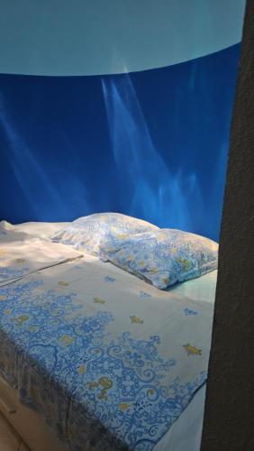 Una cama con edredón y una almohada. en Home & Gardens 2-Bed Villa in Sevasti Katerini en Kateríni
