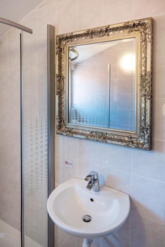 Bilik mandi di Apartmani kod Lovrića