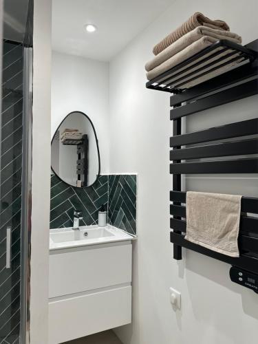 une salle de bain avec un lavabo et un miroir dans l'établissement ~{Le Pan’yay}~, à Marseille