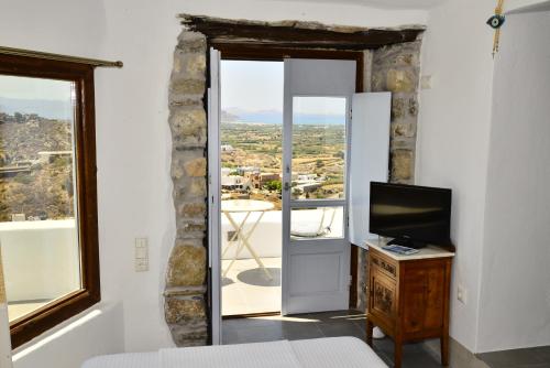 um quarto com uma televisão e um espelho em Naxos Galanado Casa Thea em Galanádhon