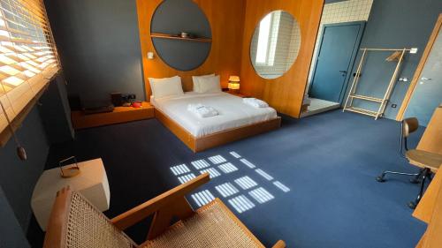 um quarto de hotel com uma cama e uma casa de banho em Blueberry Nights em Tbilisi