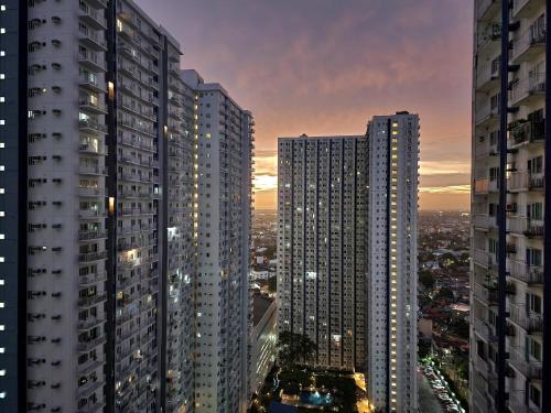 una vista de los edificios altos de una ciudad por la noche en High-Tech Studio at Grass Residences -2 persons only, Quezon City en Manila