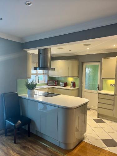 una cucina con un'isola al centro di Adorable 2 Bedroom Couple and Family-Friendly Home in Clacton-on -Sea - Coastal Comforts Retreat a Clacton-on-Sea