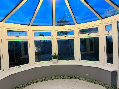 un giardino d'inverno vuoto con un grande soffitto in vetro di Adorable 2 Bedroom Couple and Family-Friendly Home in Clacton-on -Sea - Coastal Comforts Retreat a Clacton-on-Sea