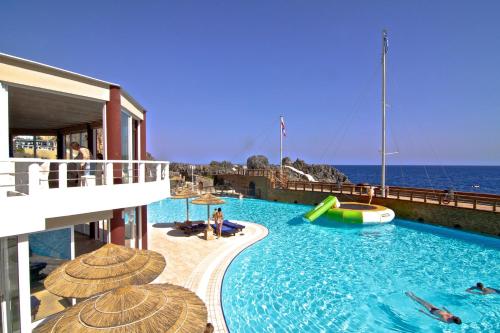 Bazén v ubytování Kalypso Cretan Village Resort & Spa nebo v jeho okolí
