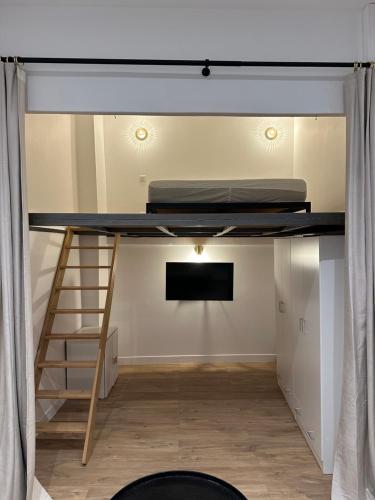 Cette chambre comprend un lit en mezzanine et un bureau. dans l'établissement ~{Le Pan’yay}~, à Marseille