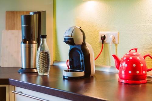 a kitchen counter with a coffee maker on a counter at Dschungel in BaLi 72qm Ferienwohnung im Zentrum in Bad Lippspringe