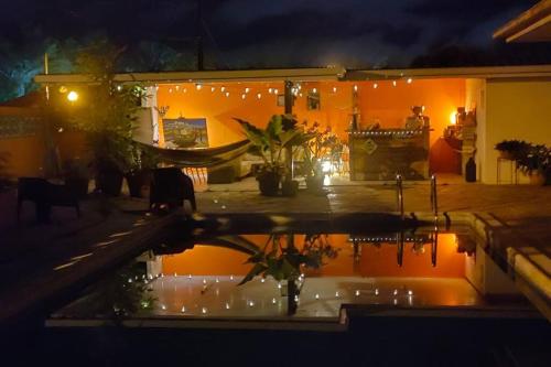 une maison avec une piscine la nuit dans l'établissement les hauts de Remire Chambre studio indépendant calme avec piscine, à Rémire-Camp