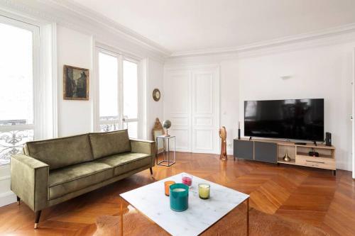 Sweet Luxury Home Arc the Triomphe near Champs Elysées and Palais des Congrès 8 ppl