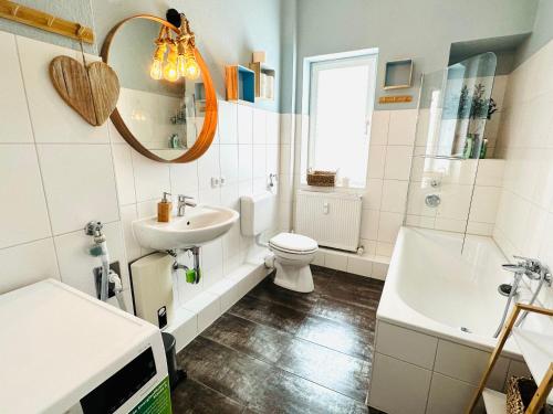 uma casa de banho com um lavatório, um WC e uma banheira em Blaue Butze em Kronshagen