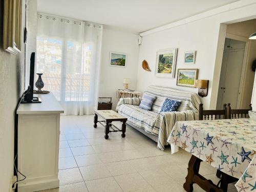 sala de estar con cama y sofá en Apartamento Grecia 2 D, en L'Estartit