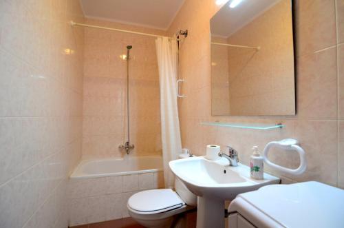 y baño con lavabo, aseo y bañera. en Apartamento Grecia 2 D, en L'Estartit