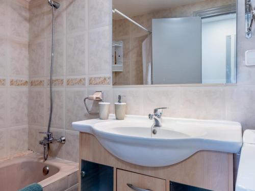 ein Badezimmer mit einem weißen Waschbecken und einer Badewanne in der Unterkunft Apartamento rocamar in S'Illot