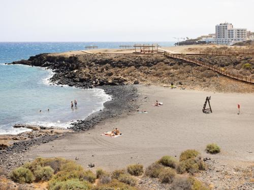 a group of people on a beach near the ocean at Live Los Abrigos Agua Dulce in Los Abrigos