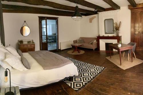 Postel nebo postele na pokoji v ubytování Gîte de charme Monpazier Dordogne Périgord
