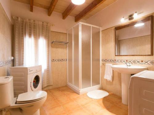 リュックマヨールにあるCa'n Climentのバスルーム(トイレ、洗面台、鏡付)