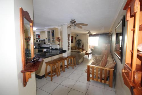 une cuisine et un salon avec une table et des chaises dans l'établissement Rondevoux 18, à Margate