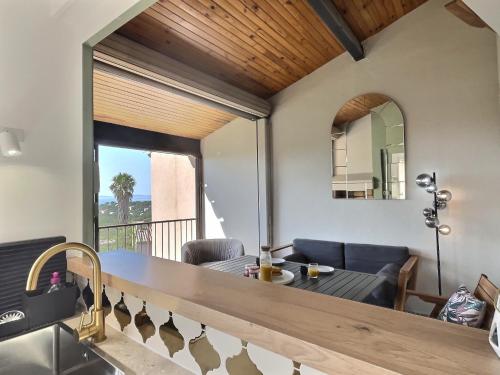 - une cuisine et une salle à manger avec une table et un miroir dans l'établissement 