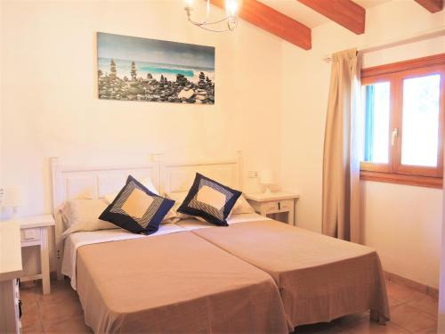 een slaapkamer met 2 bedden en een raam bij Can jeroni in Sant Llorenç des Cardassar